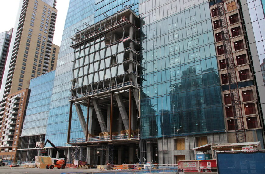 Vista Tower (Now St Regis Chicago) 9350FF79 3D12 4B0C B5F5 74FEE9C40C37 870x570