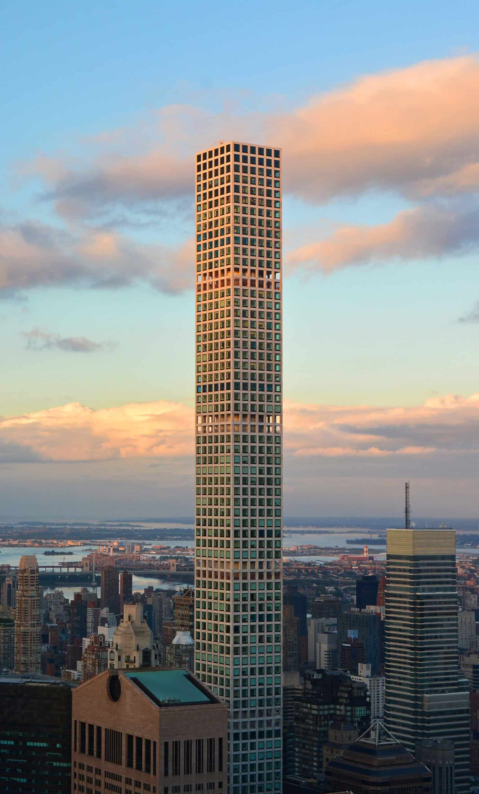 432 Park Avenue tower on the Manhattan skyline