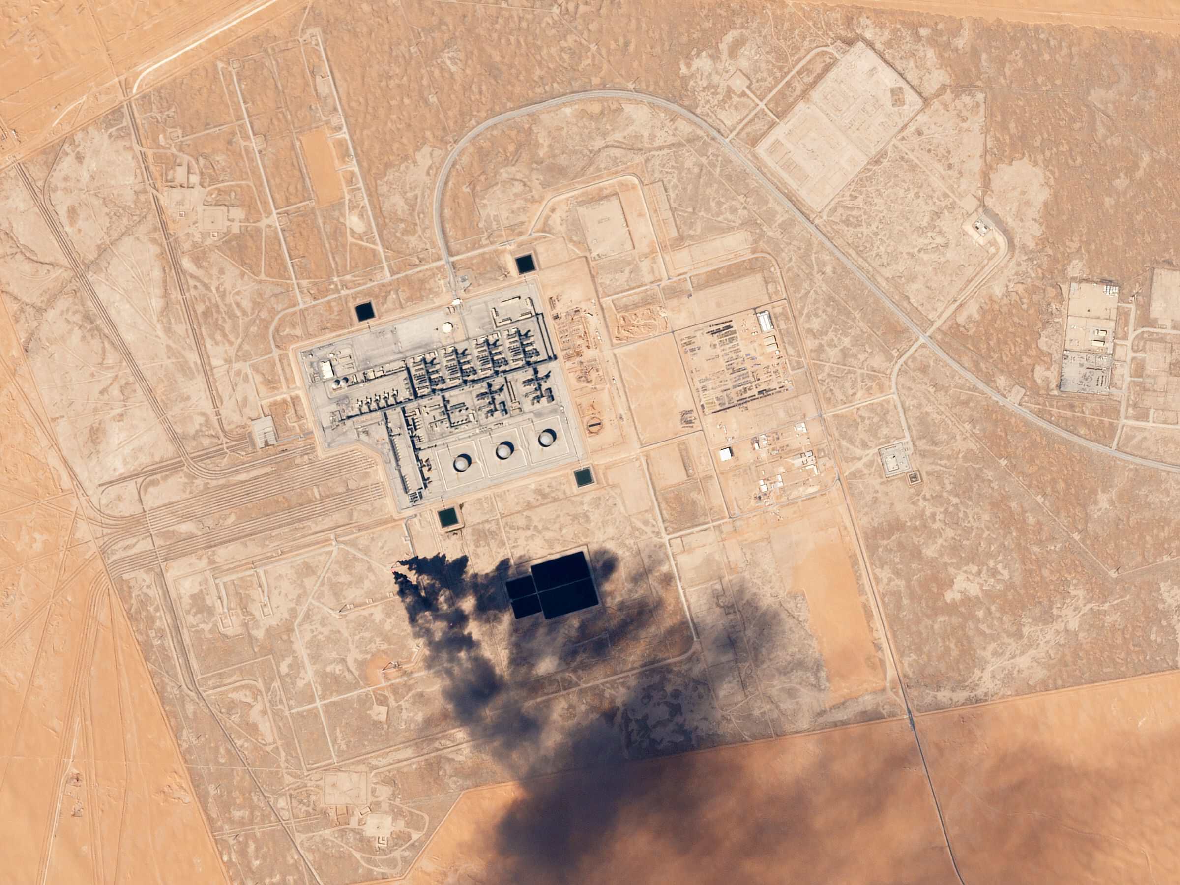 Aerial view of a Saudi Aramco oil and gas processing facility