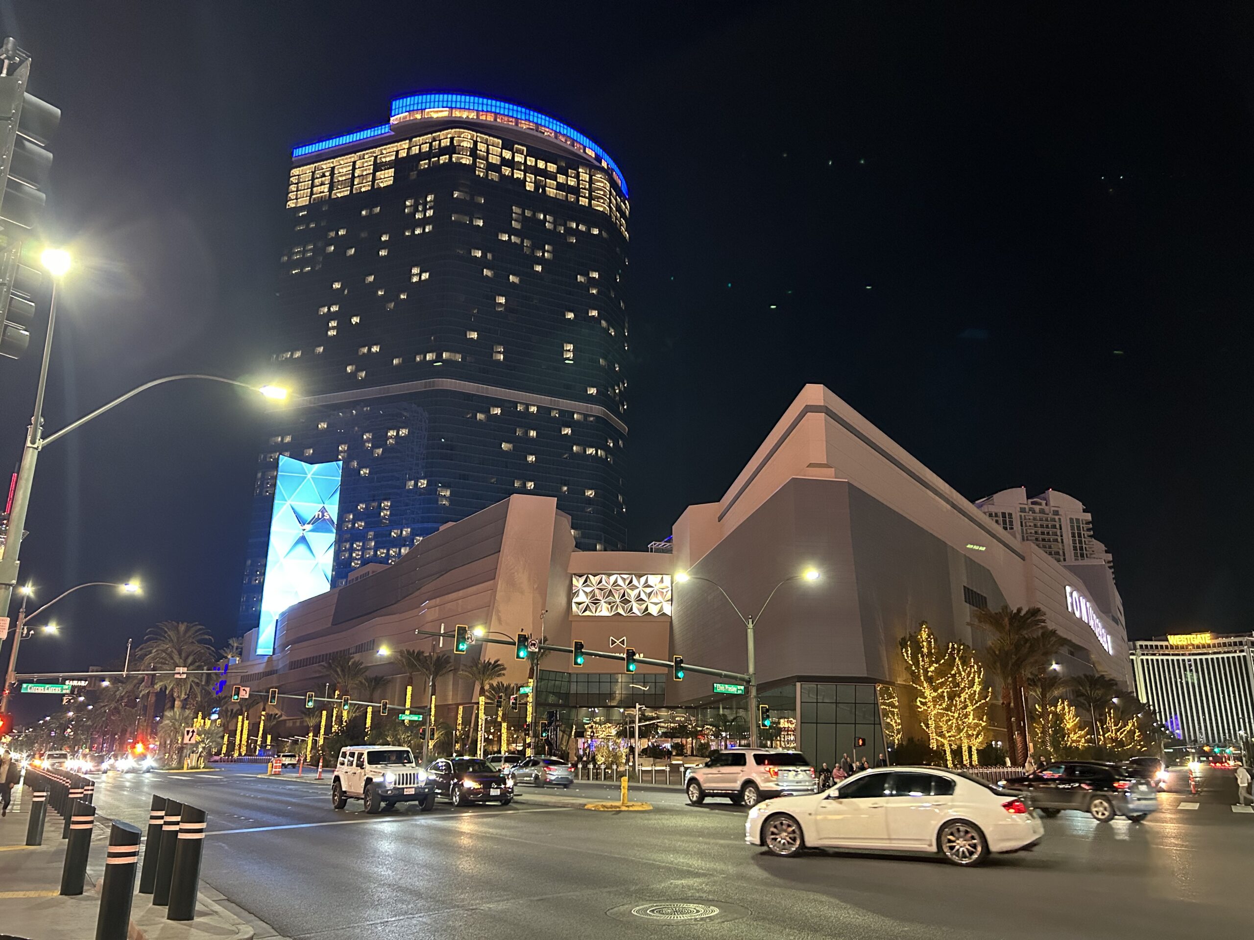 Projects Fontainebleau Las Vegas resort tower on the north Strip