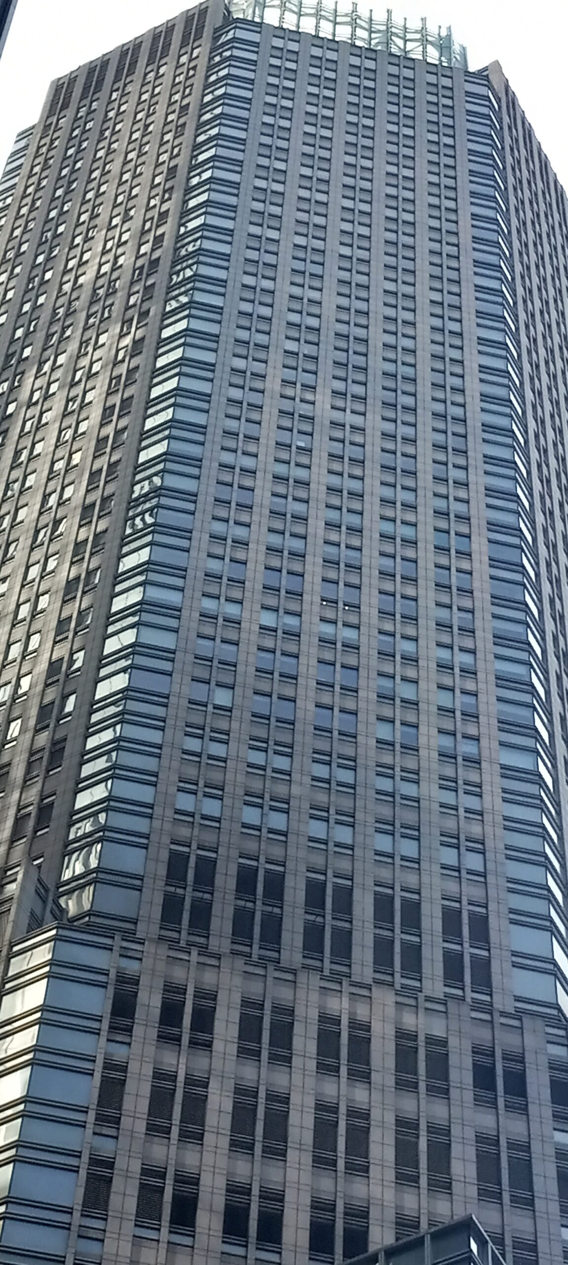 The 47-story tower at 383 Madison Avenue in Midtown Manhattan seen from street level before its curtain wall replacement