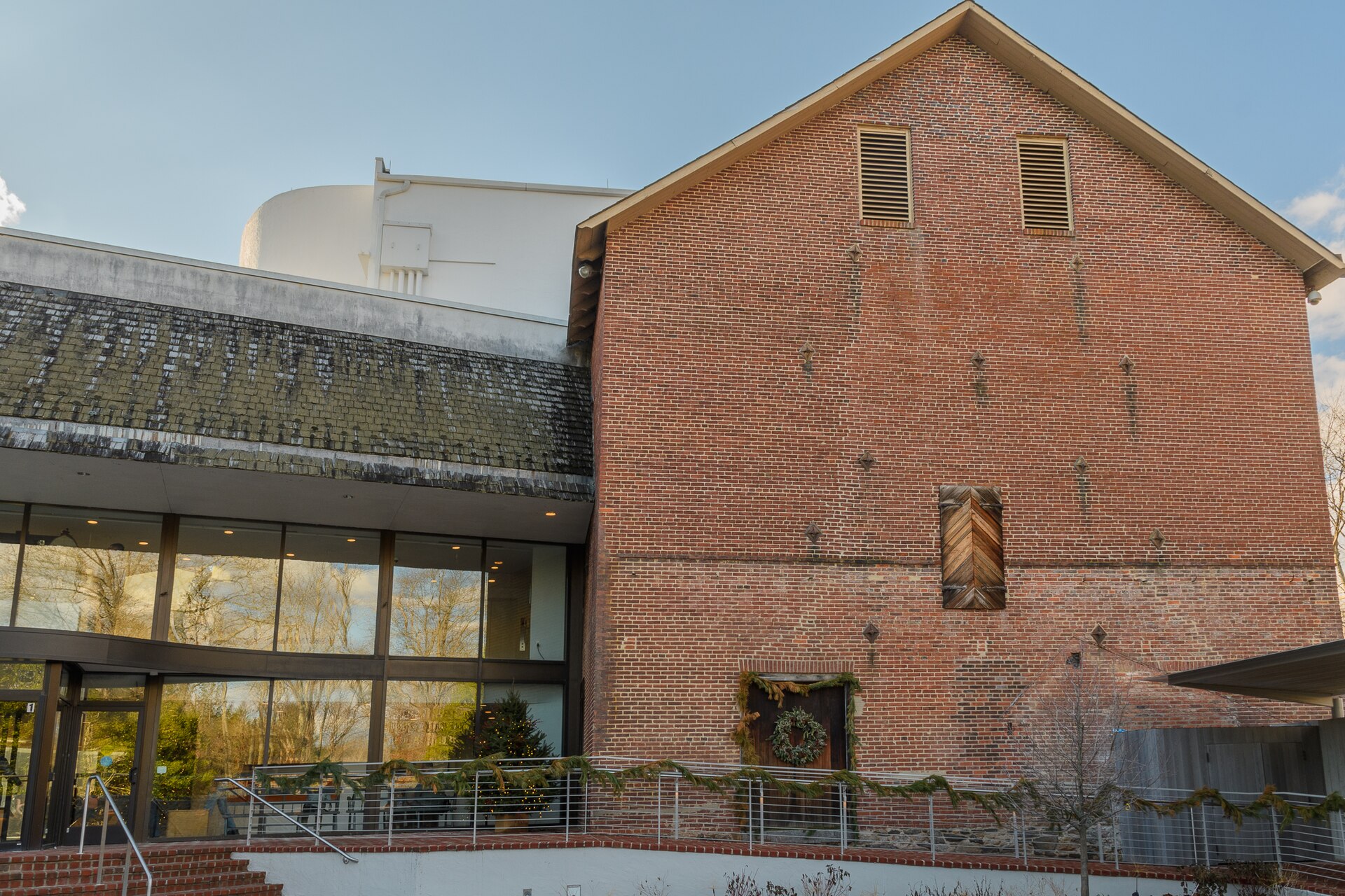 The converted nineteenth-century grist mill housing the Brandywine Museum of Art with its modern glass and steel addition