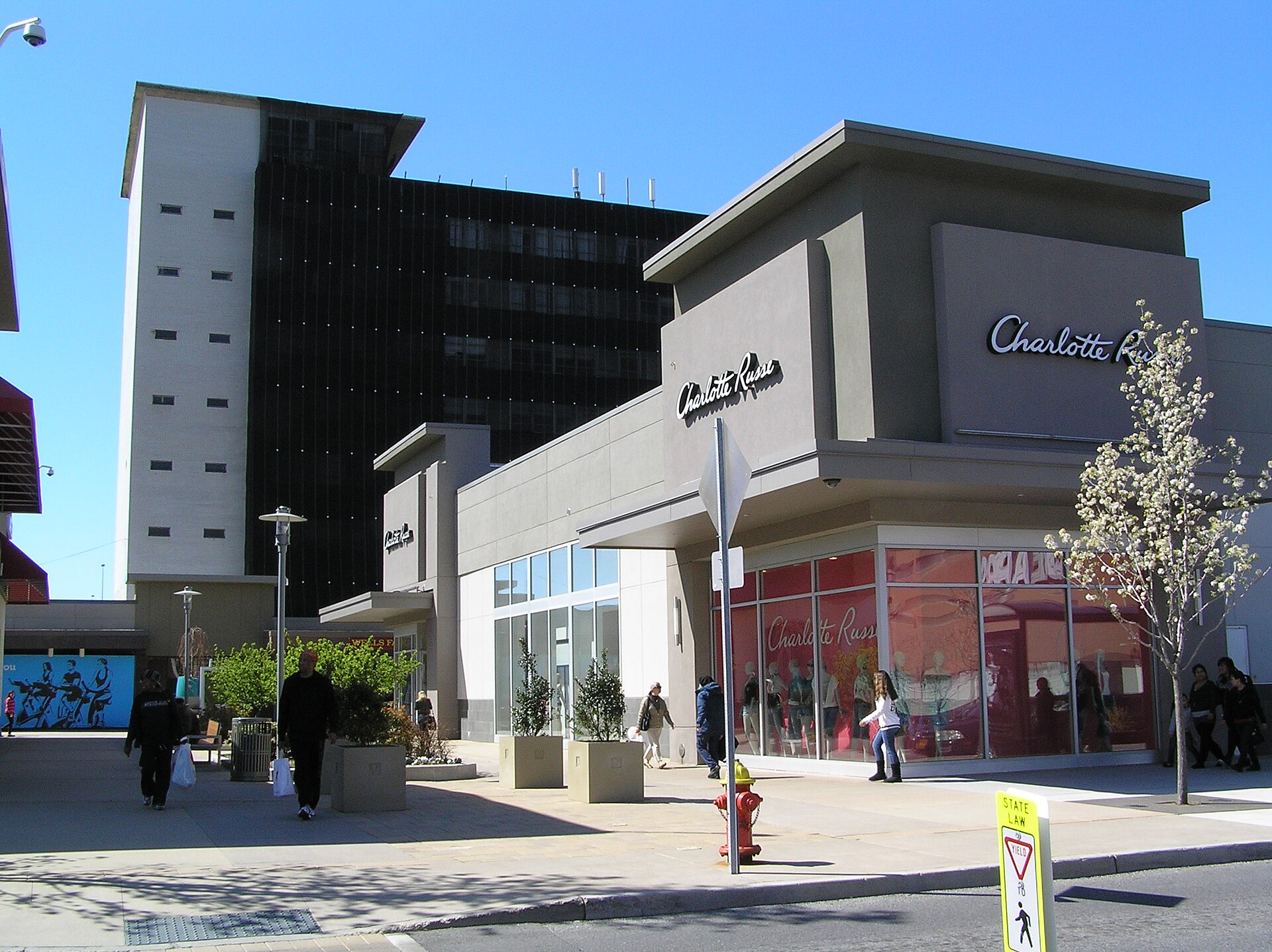 Open-air retail buildings at Cross County Center in Yonkers, New York