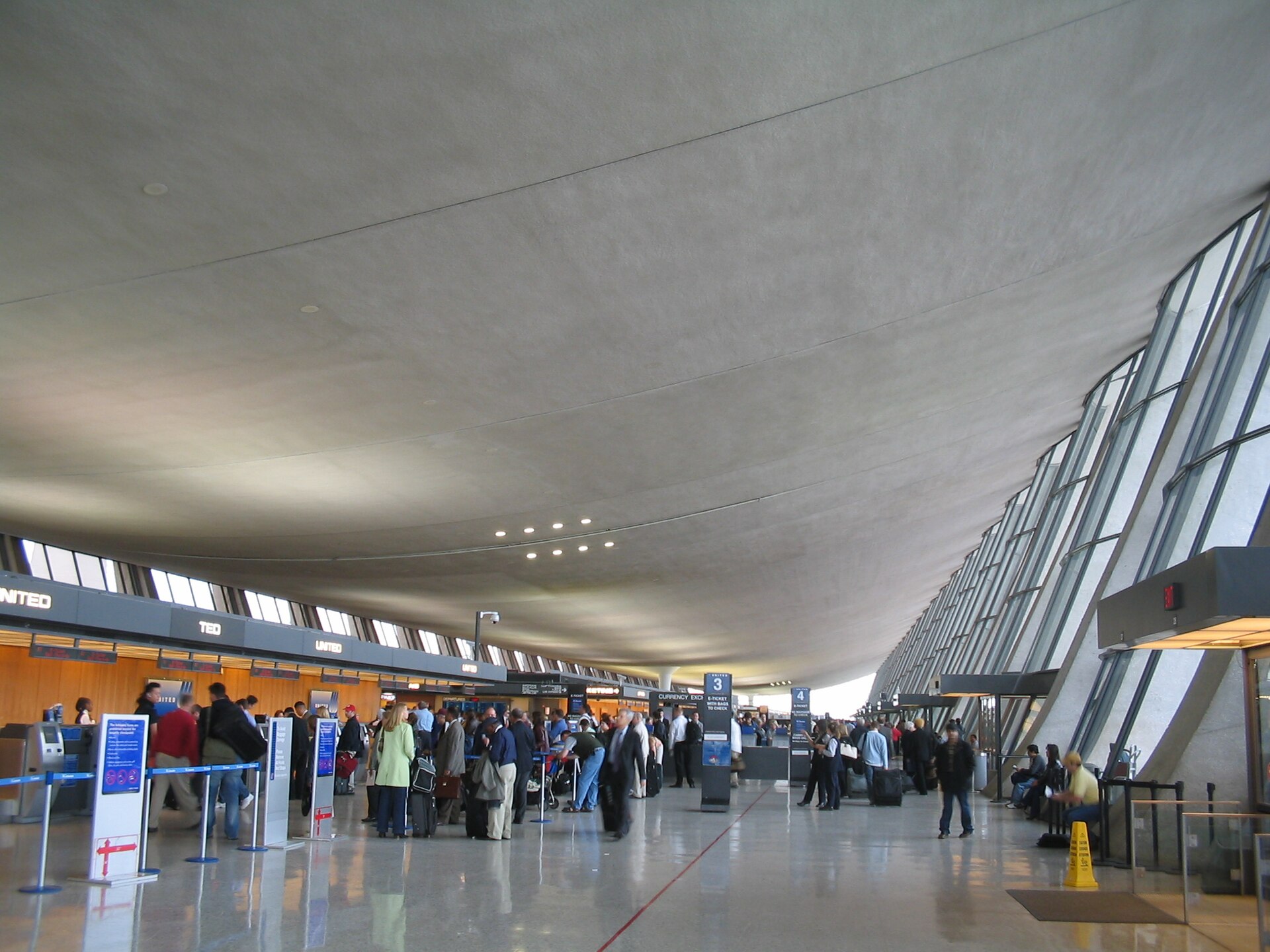 Projects Eero Saarinen-designed main terminal at Washington Dulles International Airport