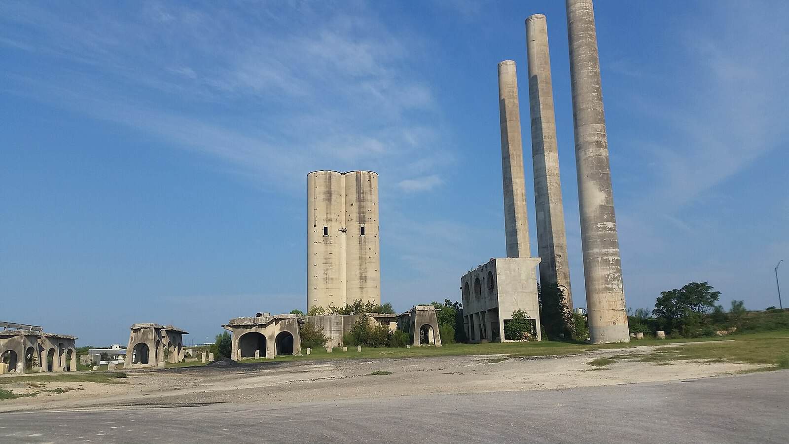 Silos and processing structures at a Texas quarry site