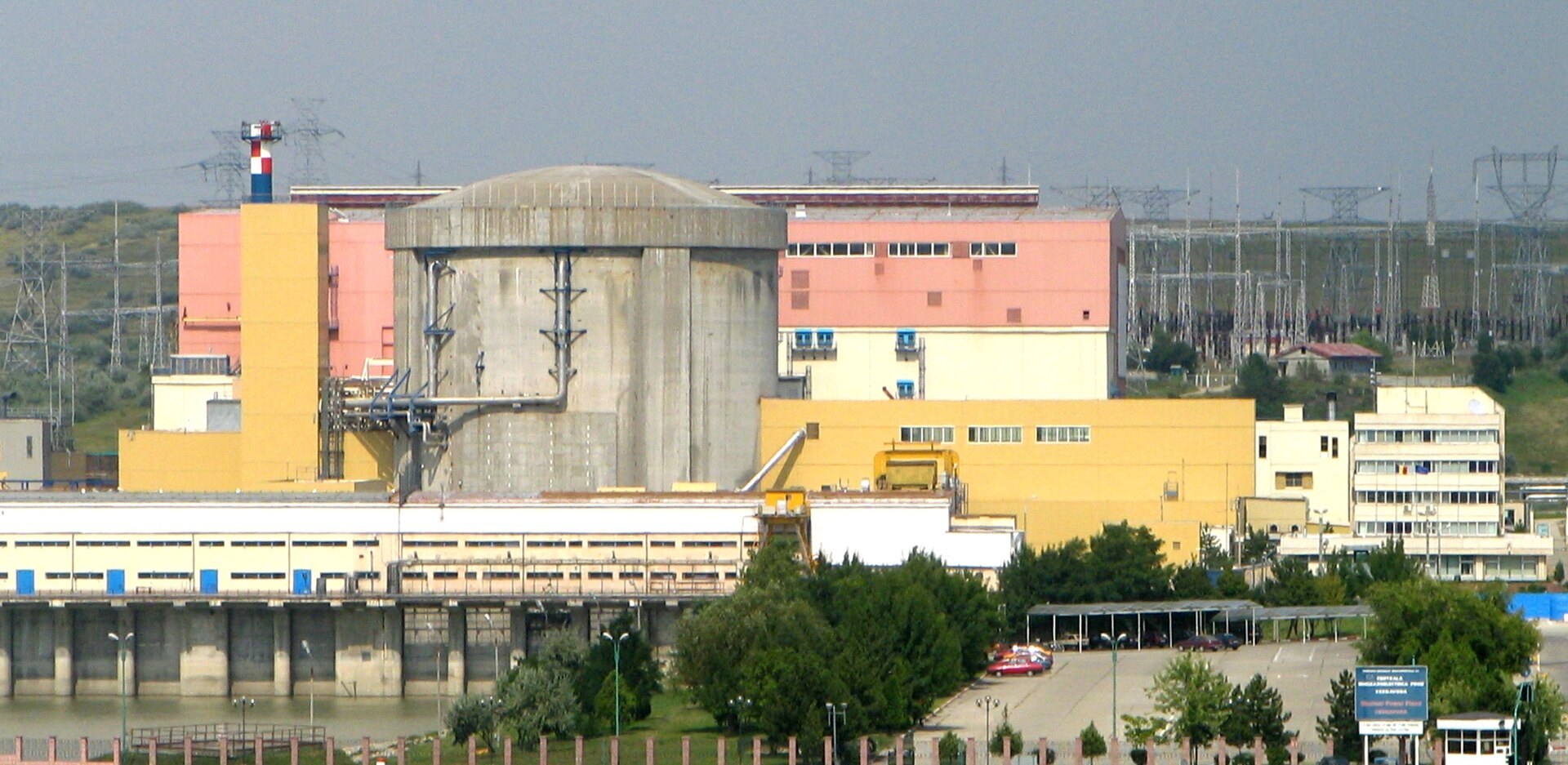Projects Reactor building and turbine hall of the Cernavodă nuclear power plant on the Danube-Black Sea Canal in Romania
