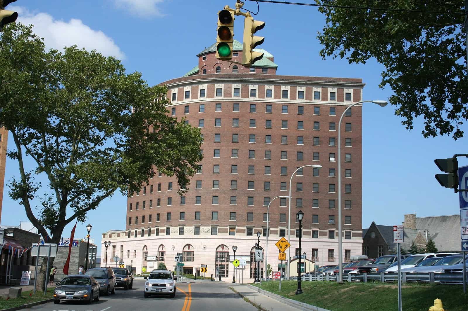The twelve-story Hotel Niagara on Rainbow Boulevard in Niagara Falls, New York