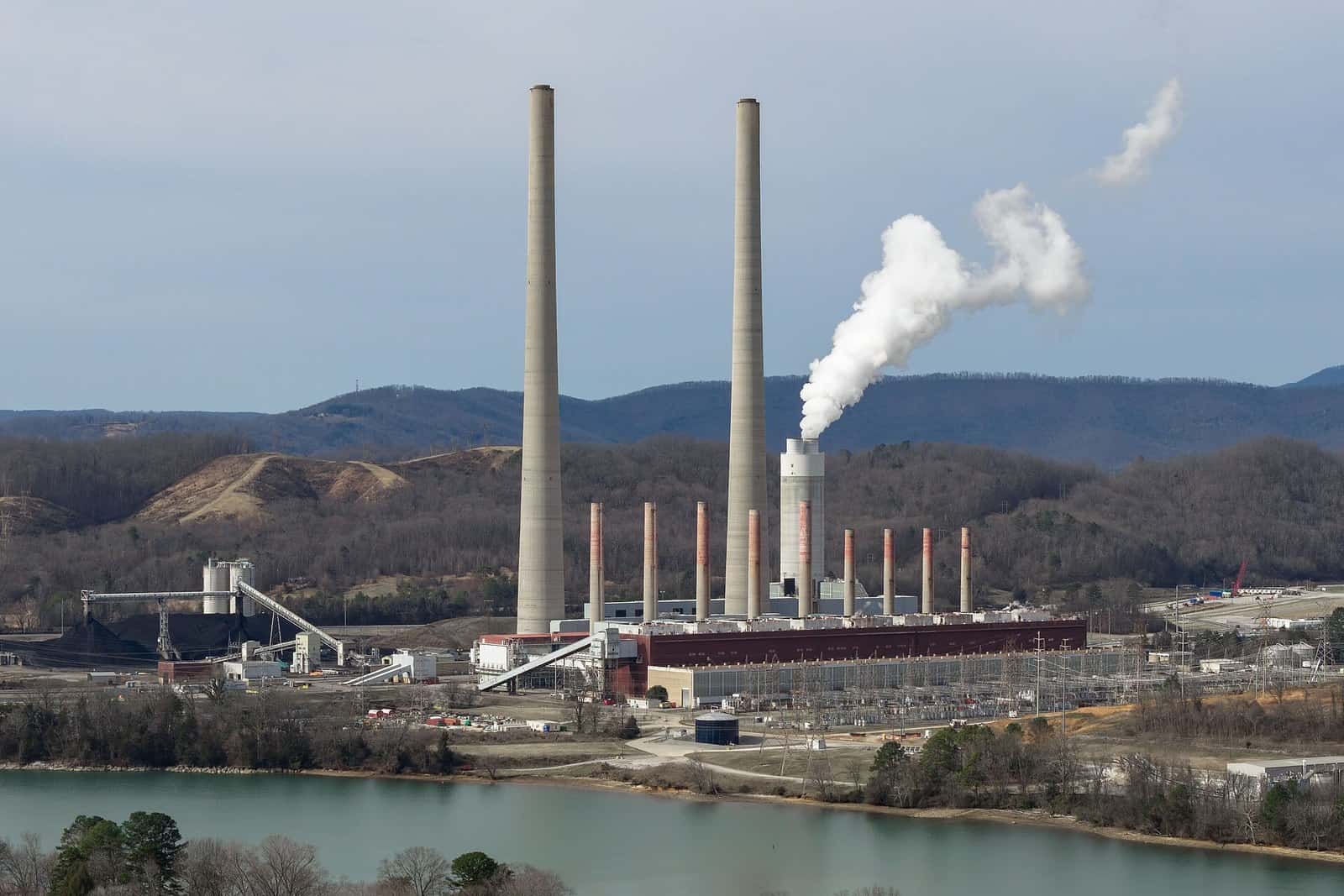 The Kingston Fossil Plant on the Emory River in Roane County, Tennessee, with its stacks in operation