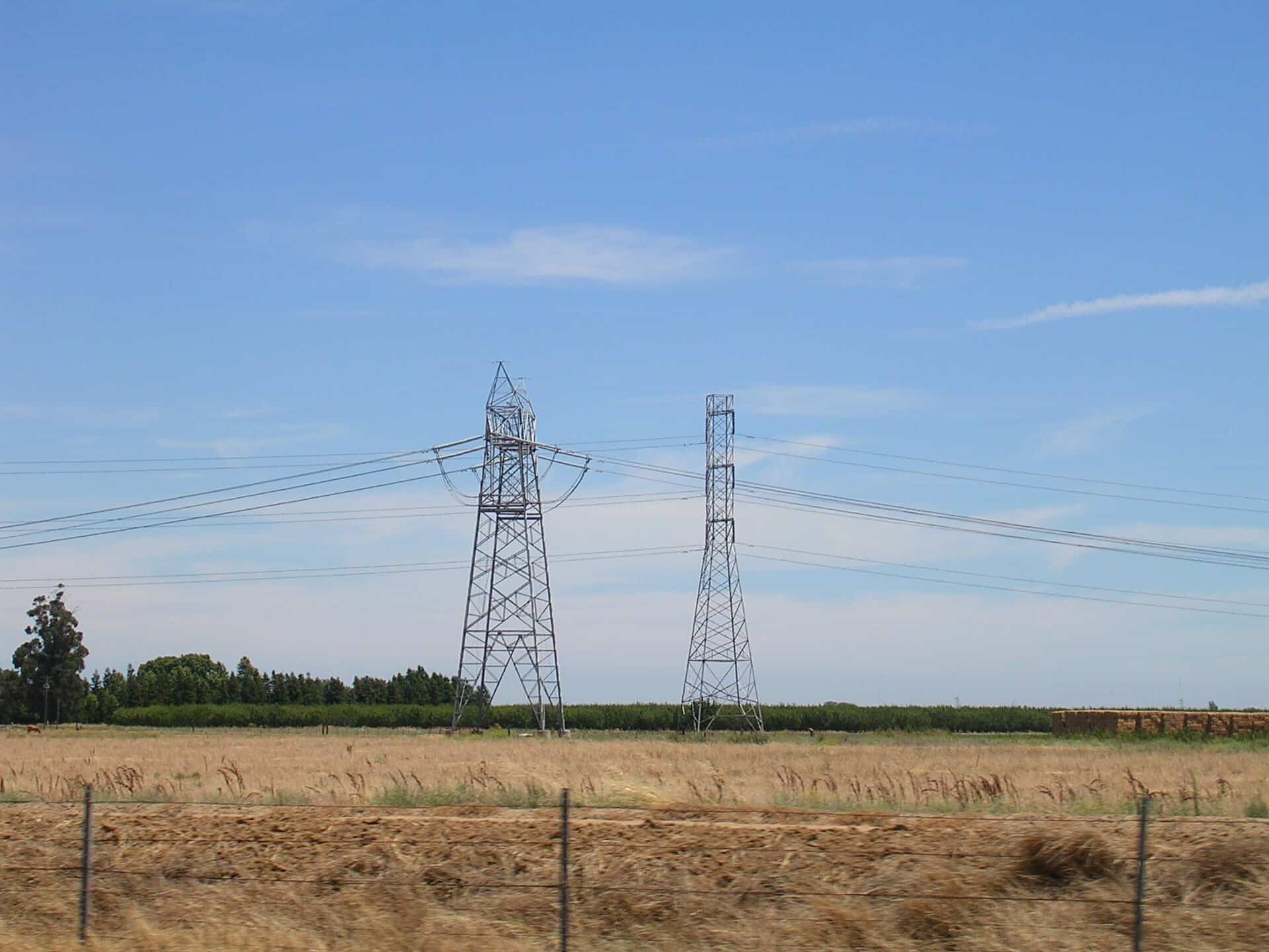 Single-circuit 500-kV transmission line on steel lattice towers