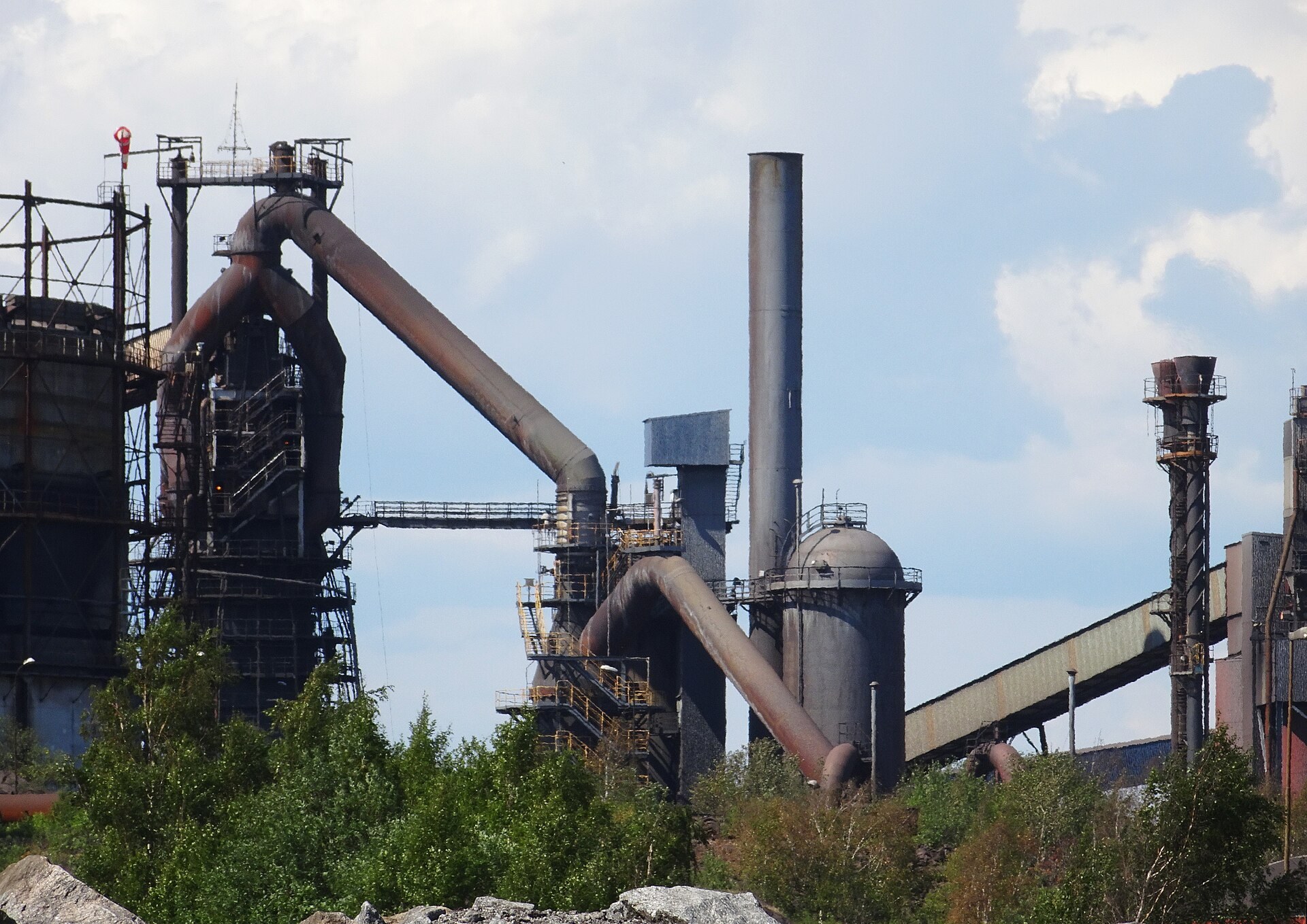 Close view of an Oxelösund blast furnace with its downcomer, dust catcher and stoves